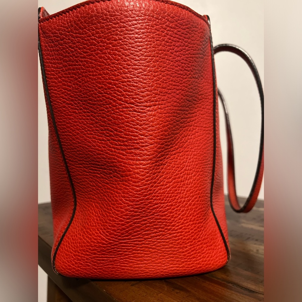 Gucci Leather Swing Tote Red vintage and was loved but in great condition. - Picture 4 of 12